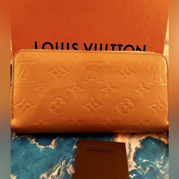 ⭐️ Louis Vuitton Authentic tan/butterscotch zippy Vernis wallet GUC - Picture 1 of 16